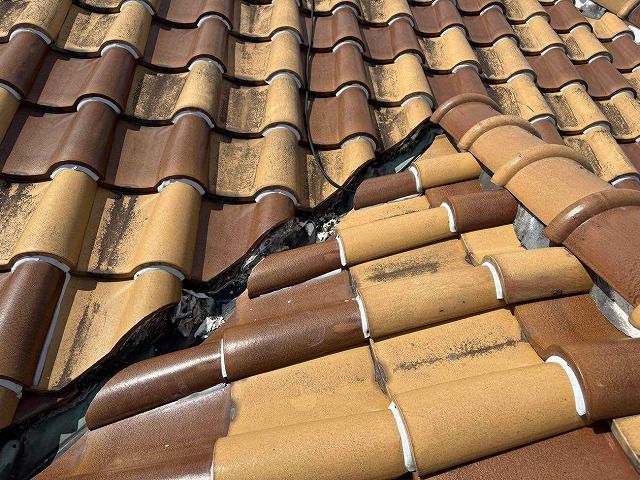 名古屋市千種区｜瓦屋根からの雨漏り！谷板金がまばらに劣化し穴が開いていました